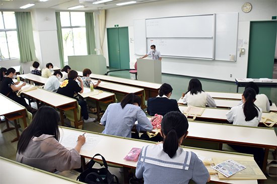 本学の入試対策となる「小論文対策講座」を受験生が受講しました。