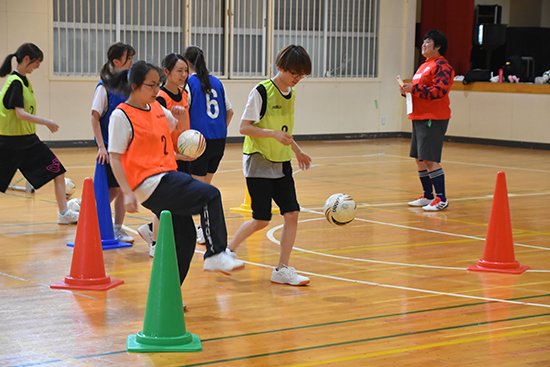 10歳以下の子どもに対してサッカー（ボール遊び）を含む体を動かす楽しさを伝える指導者の資格で、幼児保育学科１・2年生から17名が受講しました