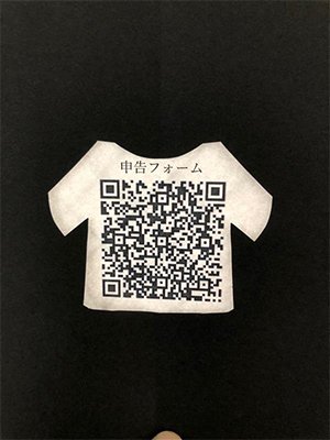 学生たちが作ったＴシャツデザインは、それぞれがスマートフォンで撮影し、オンライン上のクラスルーム内でリアルタイムに共有しています