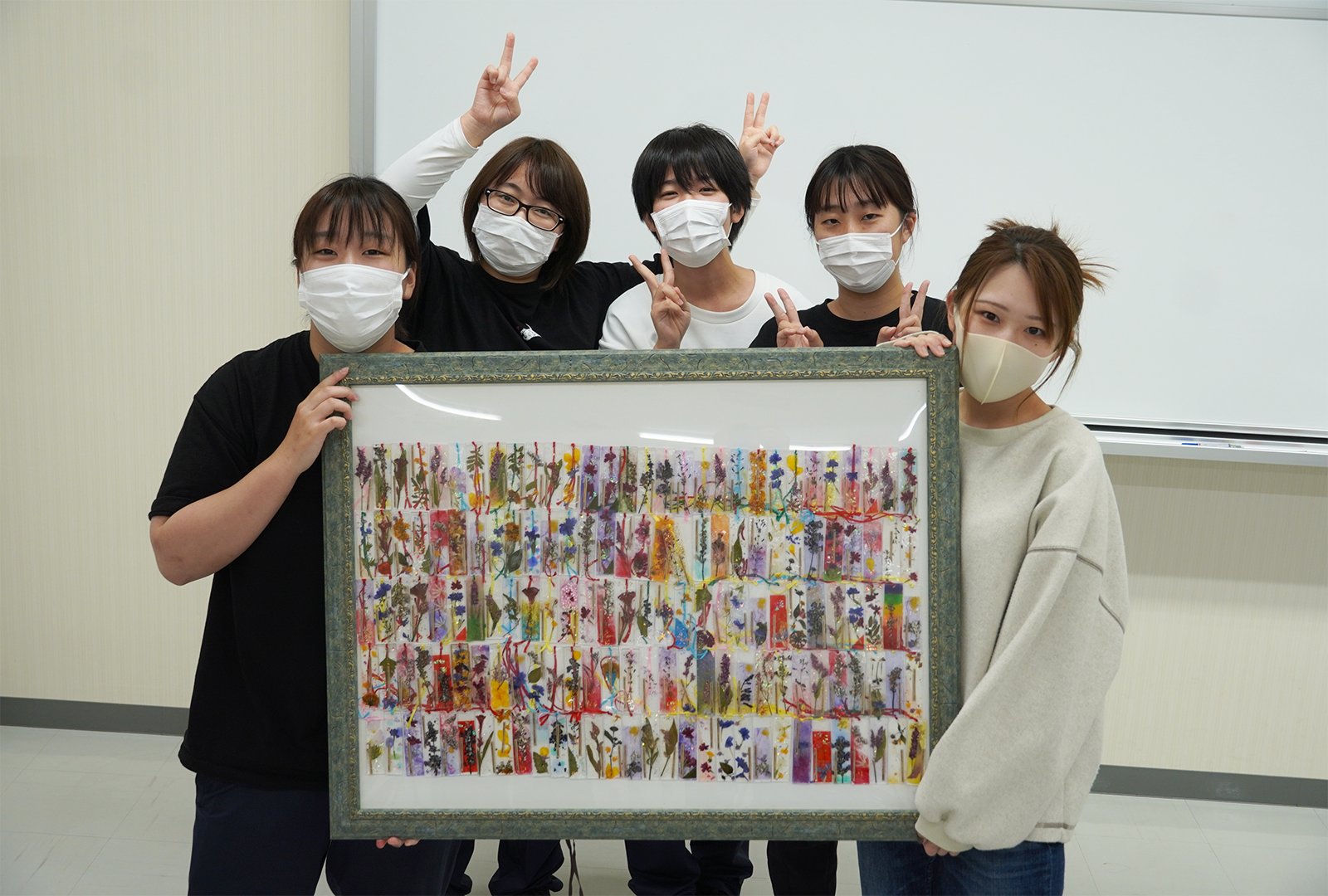 専攻科福祉専攻の学生が横内地区の高齢者にオリジナルの花しおりを配付しました