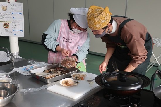 その後の調理実習で、ホタテを使った料理を完成させました。