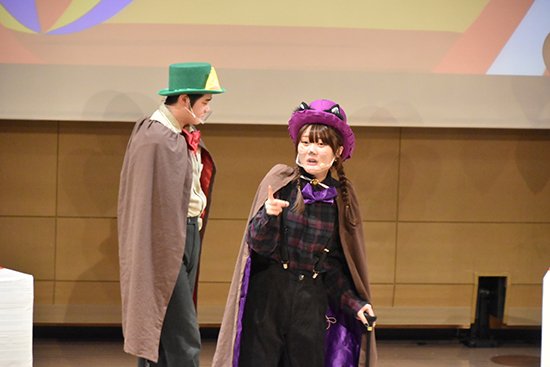 学生たちが脚本を作成し、大学の授業で学んだ音楽のアレンジや演奏、大道具・小道具、衣装の制作、創意工夫の身体表現などにおいて、各自の得意分野を担当し、全員の気持ちを一つにして取り組みました