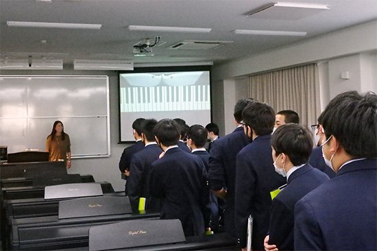 2020年10月27日、青森県立六ケ所高等学校の2年生24名が学校見学に来ました。