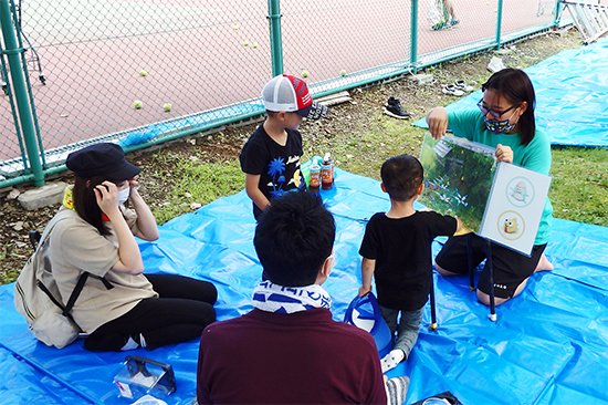 講座では、「こども環境管理士」の認定を受けている幼稚園教諭指導のもと、学生たちはビオトープの生き物を探すお手伝いをしたり、学生手作りのビオトープ紙芝居の読み聞かせを行いました