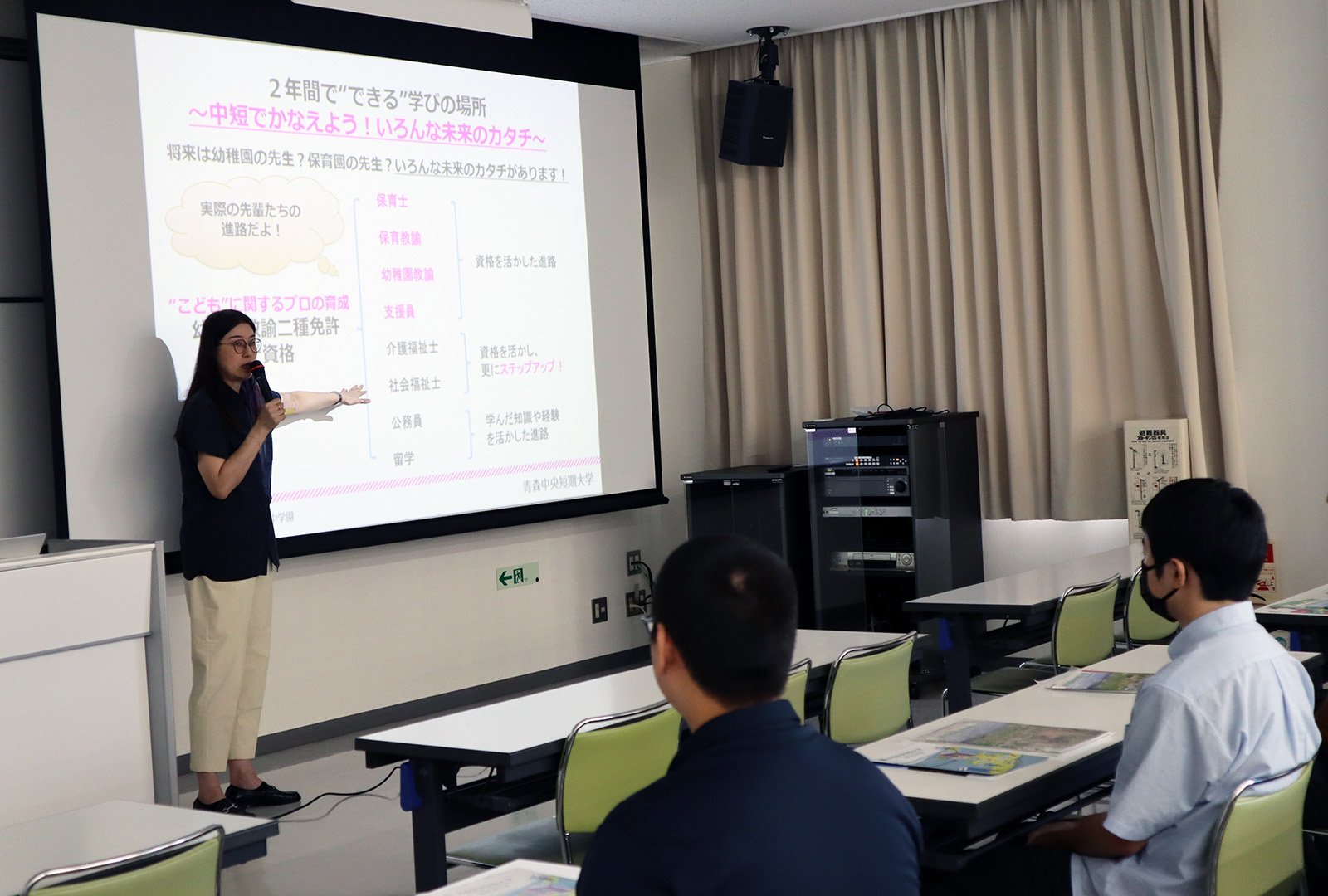 食物栄養学科、幼児保育学科、経営法学部、看護学部、専門学校の各教員より学科説明を行いました