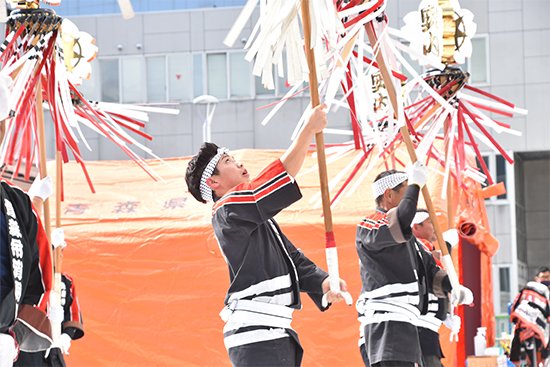 経営法学部の学生は、纏振りを担当しイベントに華を添えました。