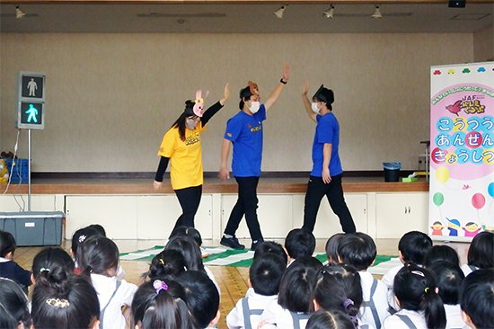 青森中央短期大学「JAFドレミぐるーぷ」は、幼稚園・保育園の子どもたちに交通安全ルールの大切さを伝えるため、幼児保育学科の学生が中心となって結成されたものです。