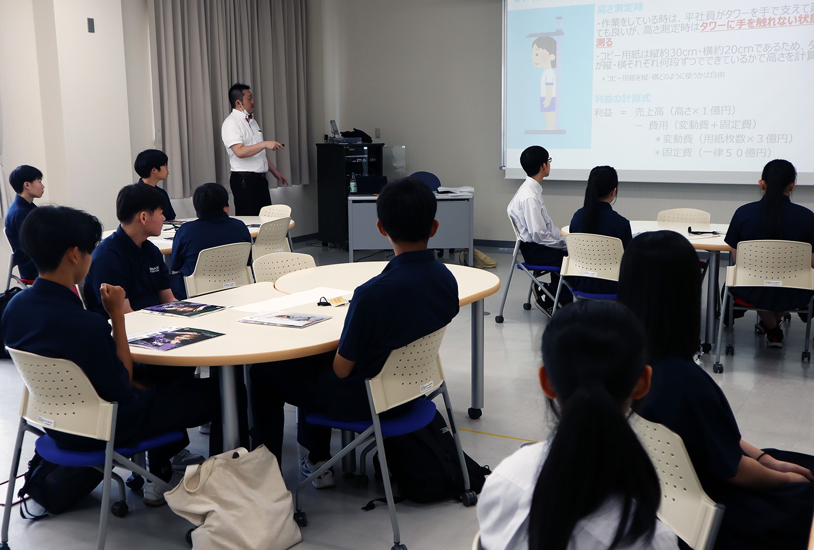 経営法学部：ペーパータワー建設で会計について学んでみよう！