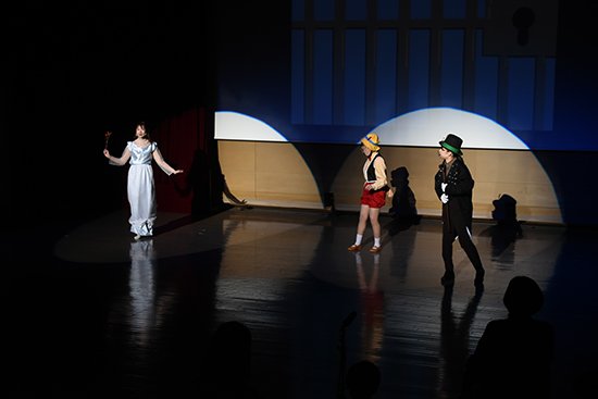 学生たちが脚本を作成し、大学の授業で学んだ音楽のアレンジや演奏、大道具・小道具、衣装の制作、創意工夫の身体表現などにおいて、各自の得意分野を担当し、全員の気持ちを一つにして取り組みました