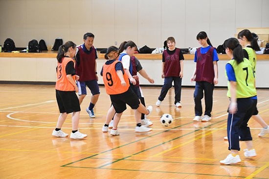 10歳以下の子どもに対してサッカー（ボール遊び）を含む体を動かす楽しさを伝える指導者の資格で、幼児保育学科１・2年生から17名が受講しました