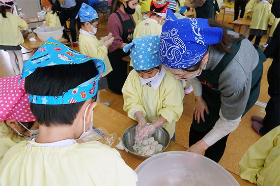 味噌づくりは食育活動の一環として開催し、味噌の原料となる大豆は、園児が自分たちで栽培し収穫したものと、キャンパス内で収穫された大豆を利用しました。