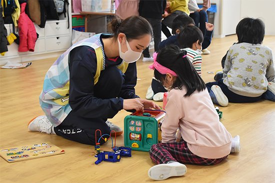 学生たちは、前期に行われた実習準備学習での経験や授業で学んだ知識や技術活かす機会とあって、積極的に子どもたちと関わり、園の先生の活動内容や子どもとの接し方を観察していました