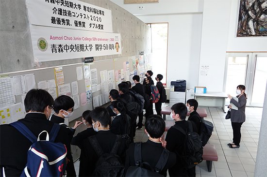2020年10月7日、青森県立六戸高等学校の1年生44名が学校見学に来ました