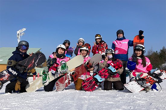 2021年2月1日から3日まで、幼児保育学科2年生が青森市のモヤヒルズでスノーボード実習を行いました。