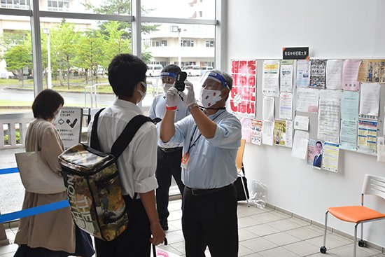 検温が済んだ参加者は、受付で希望参加学科ごとの検温済リストバンドを装着していただき、各教室へ移動しました