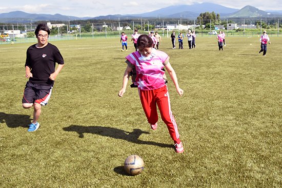この授業は、幼児保育学科の学生たちがさまざまな球技を通して将来勝ち負けだけでない運動の楽しさを子どもたちに伝えることができることを目的に行っています。