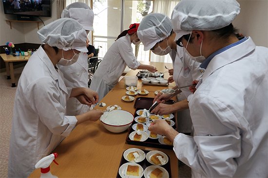 スフレケーキは高齢者の方が食べやすいように、生地に入る卵白を通常よりも多く泡立て、口当たりやのど越しを一層滑らかにしています。生クリームを添えて提供しました