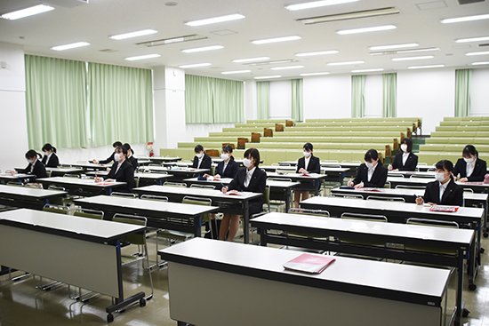 各社の人事担当者が説明する業務内容などについて、学生たちは熱心にメモを取り、積極的に質問していました。