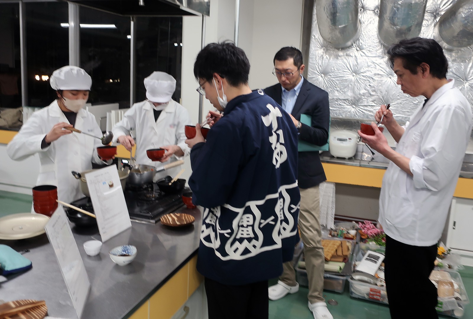 食物栄養学科学生が湯治客に提供する健康鍋レシピを作成しました