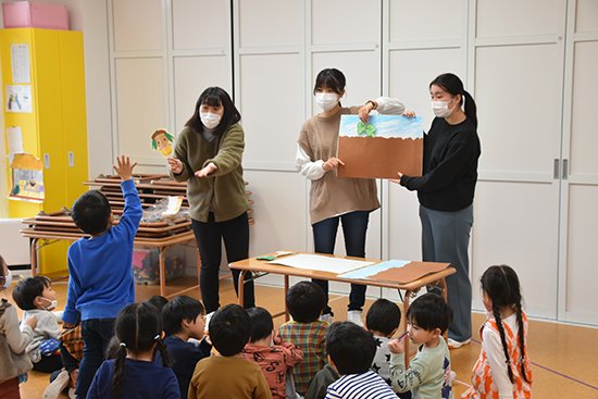 学生たちは手作りの教材を使って、園児たちに旬の食べ物、好き嫌いをせずに食べることなど、それぞれの月齢に合わせた食育指導案を基に食育を行いました。