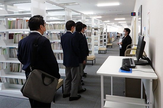 2020年11月6日、青森県立黒石商業高等学校の2年生8名が学校見学に来ました。