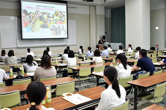 受付後、食物栄養学科と幼児保育学科に分かれ、学長挨拶と学科の紹介、入試説明、奨学金説明が行われました。