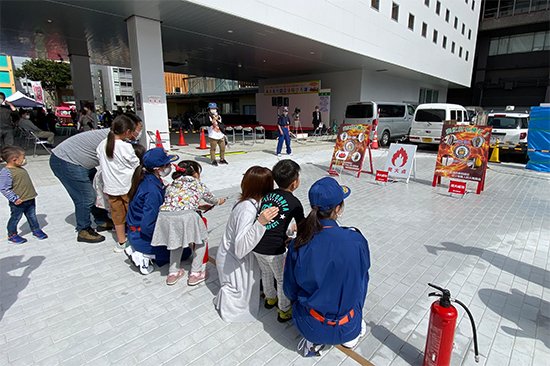 食物栄養学科、幼児保育学科と看護学部の学生たちは、消火訓練体験のサポートを行いました。