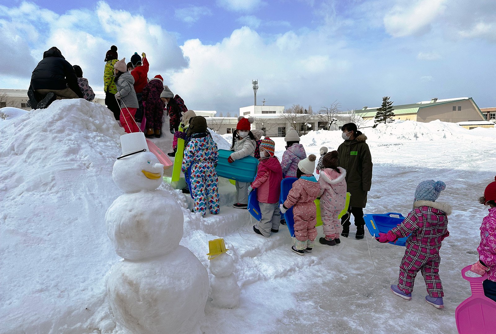 ビオトープサークルメンバーが園児と雪遊びをしました