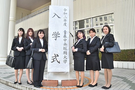 新入生並びに新入生のご家族の皆さま、改めてお祝い申し上げます。 充実した学生生活とそれぞれの夢の実現に向け、教職員一同努めてまいります。