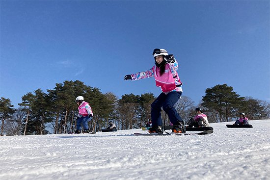 最初に、緩い斜面で横滑りの練習や、まっすぐ滑る状態からの止まり方を覚えました。