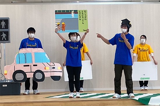 2020年7月2日、幼児保育学科13名による「JAFドレミぐるーぷ」が、認定こども園浦町保育園で公演を行い、園児たちに交通安全の大切さを学んでもらいました