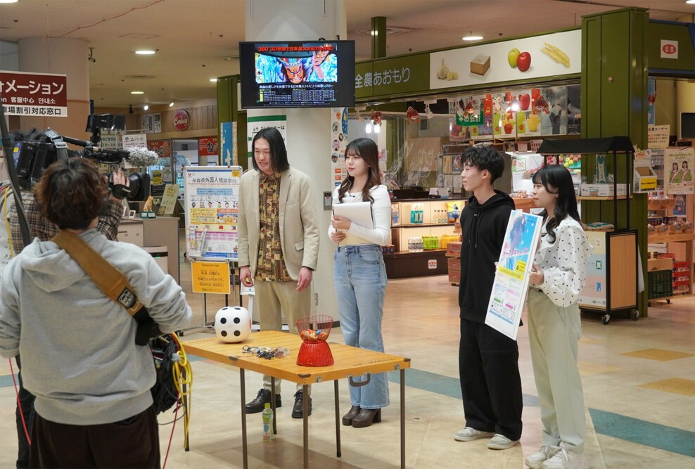幼児保育学科の学生が青森テレビ「わっち!!」に出演し「春のオープンキャンパス」のPRをしました