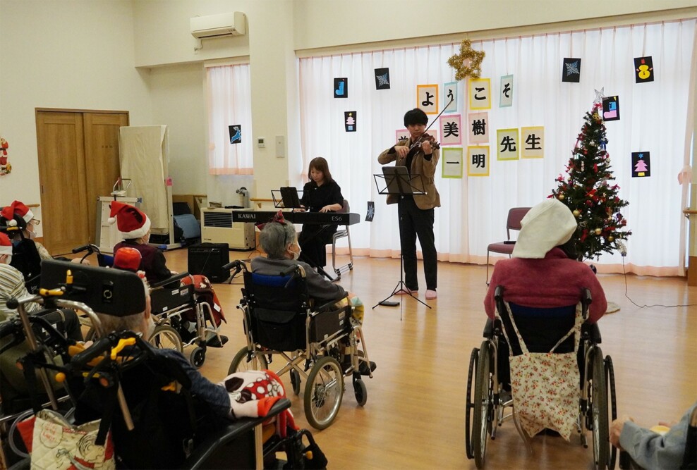 幼児保育学科の教員が福祉施設のクリスマス会で演奏しました（2023/12/22）