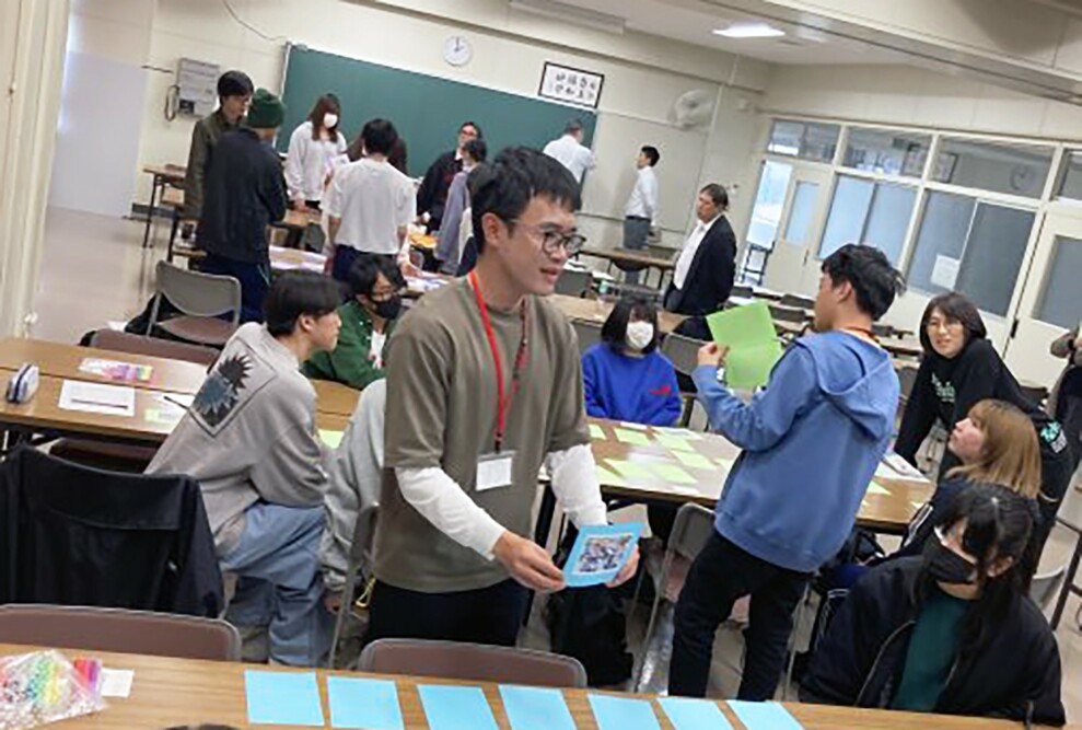 幼児保育学科の兼平友子准教授が北斗高校で出前講座を行いました
