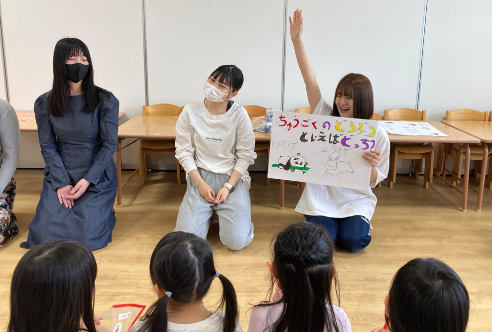 兼平友子准教授の特研学生たちが手づくり教材で園児たちに異文化交流を行いました