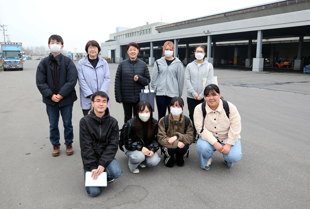 食物栄養学科の学生が青森市中央卸売市場を見学しました（5/2）
