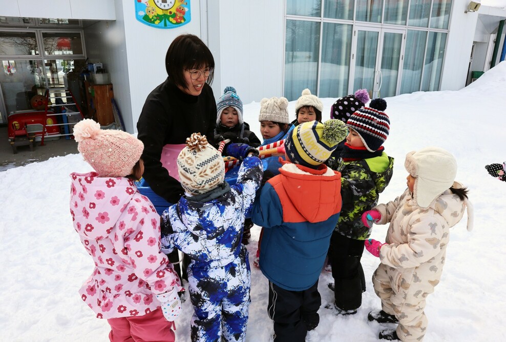 幼児保育学科の学生が園児と雪遊びをしました