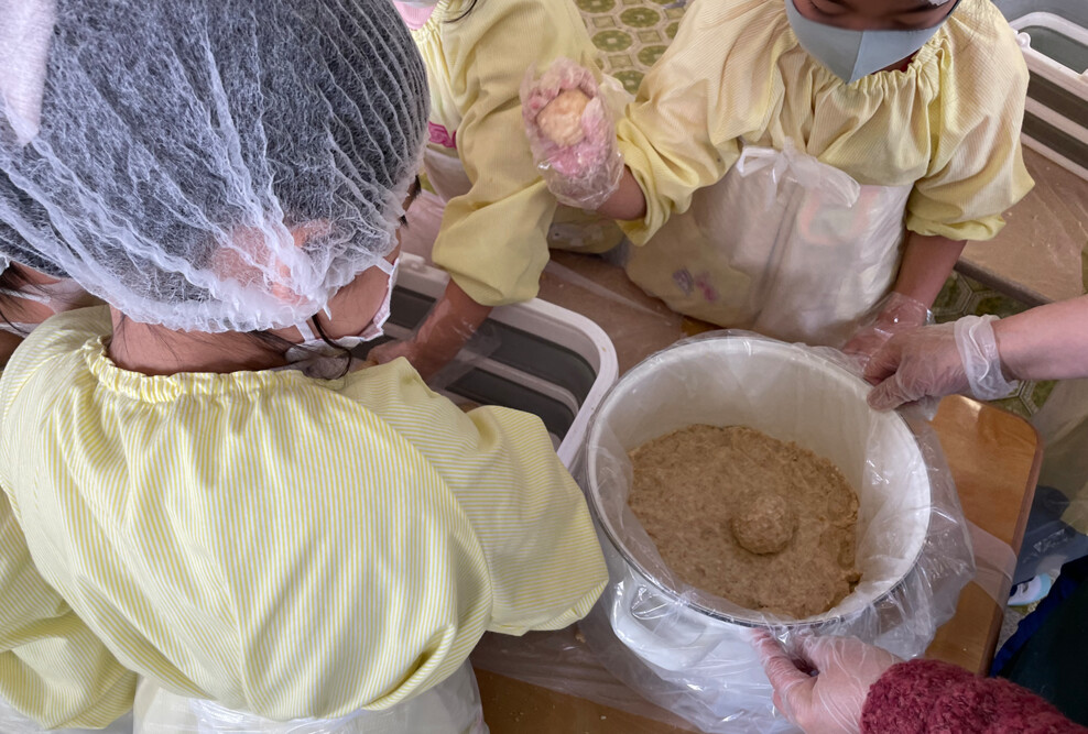 食文化の保護と次世代への継承－五感を使って学ぶ食育プログラムの実践－