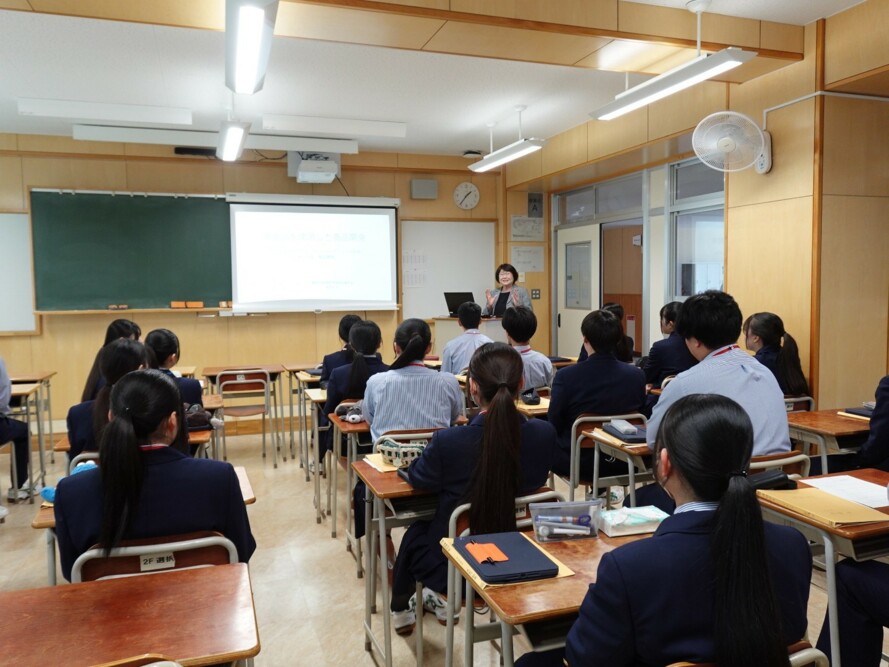 青森商業高校で高大連携講義「青森県産品の利用による商品開発について」を実施しました（5/20）