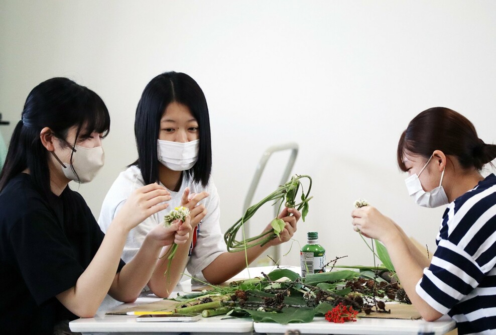 英国園芸療法指導員に幼児保育学科1年生が「植物遊び」を学びました