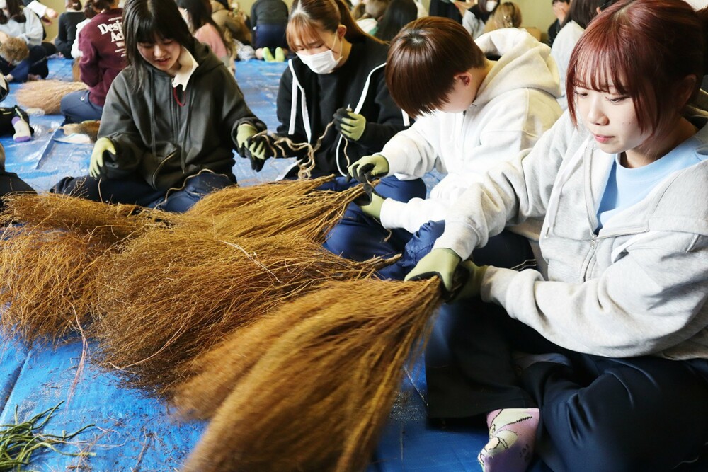 ホウキ作りを横内地区住民に学ぶ「魔女集会（上級）」（4/19）を開催しました