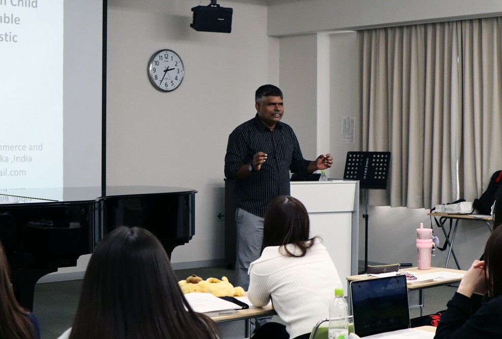 オックスフォード・カレッジ・オブ・アーツのシャシダール先生による講義を行いました