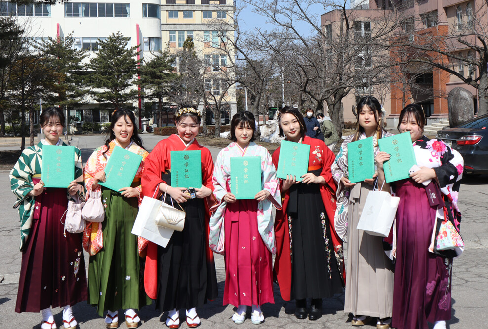 2022年度 青森中央短期大学 学位記・修了証書授与式を挙行しました