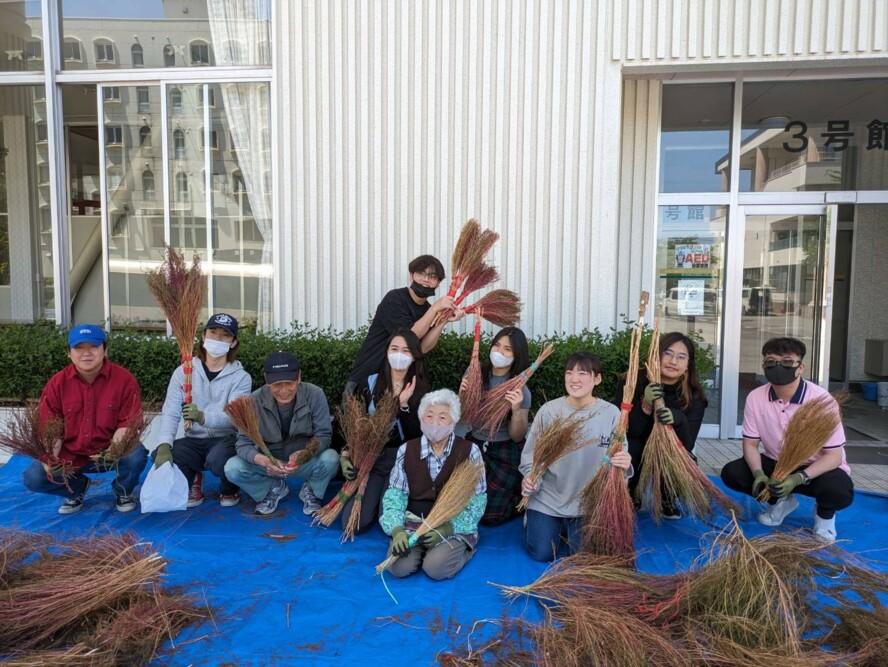 ホウキ作りを横内地区住民に学ぶ「魔女集会（上級）」（5/15）を開催しました