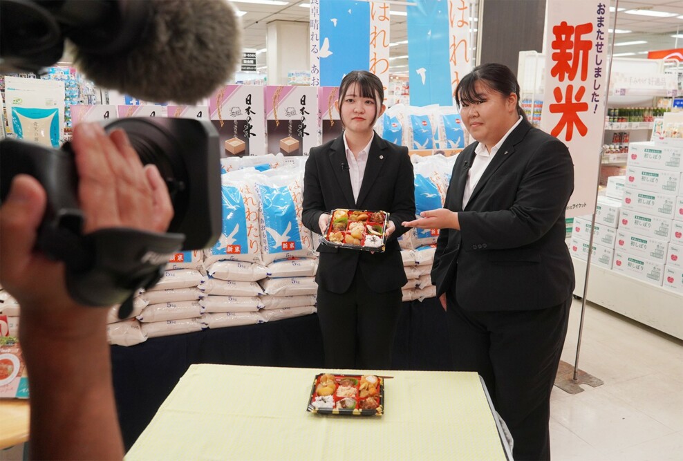 食物栄養学科の学生が青森放送「1550ニュースレーダーwith」に出演し「ちゅっぴぃおすすめ！青森の味お楽しみ弁当」をPRしました（2025/10/10）