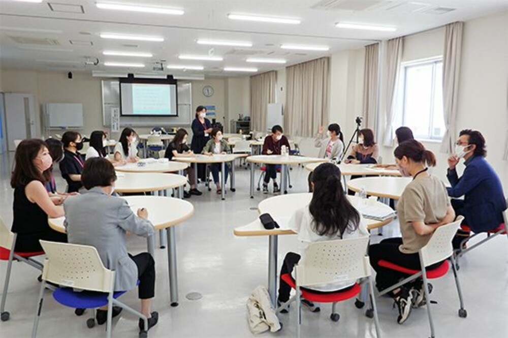 卒業生との交流講座「保育者と保育者のたまごたちENENEN（園縁円）」（7/3）を開催しました