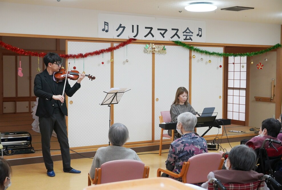 幼児保育学科の教員が福祉施設のクリスマス会で演奏しました（2024/12/20・24）