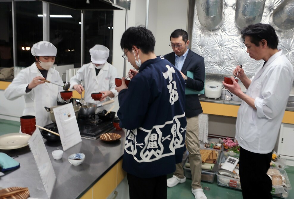 食物栄養学科学生が湯治客に提供する健康鍋レシピを作成しました