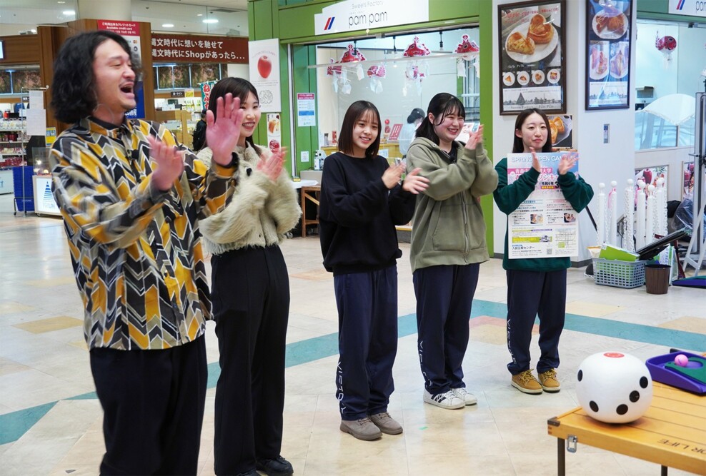 幼児保育学科の学生が青森テレビ「わっち!!」に出演しオープンキャンパスのPRをしました