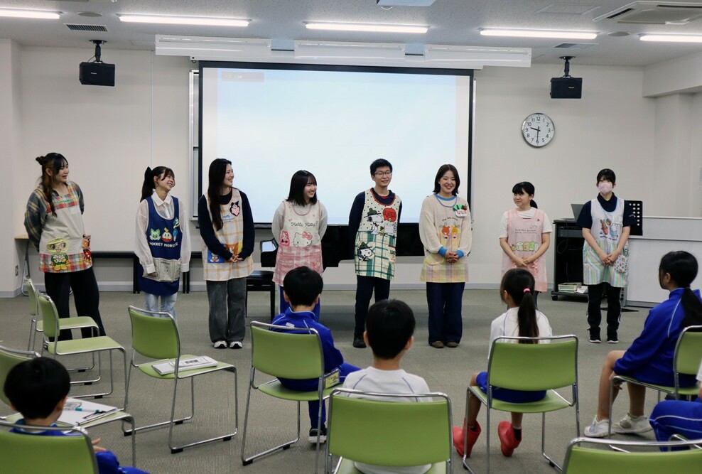 遠足で橋本小学校の児童がキャンパスを訪れました